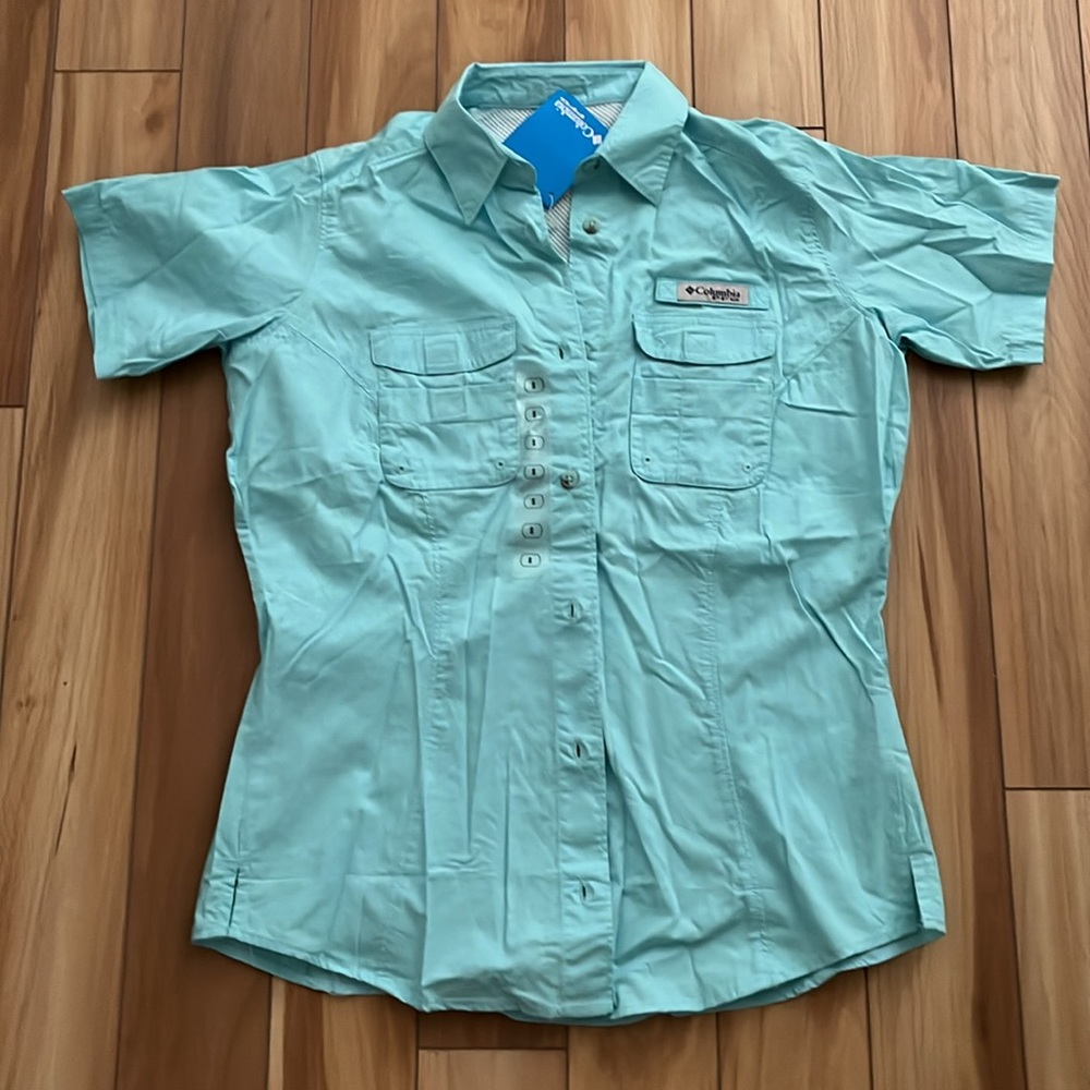 NWT never worn women’s Columbia fishing shirt size small, light blue color